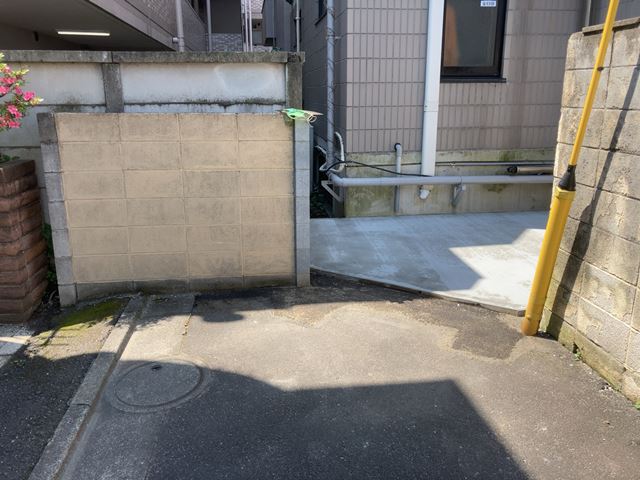 土間打ち・室外機、ブロック塀、フェンス撤去(東京都目黒区目黒本町)中の様子です。